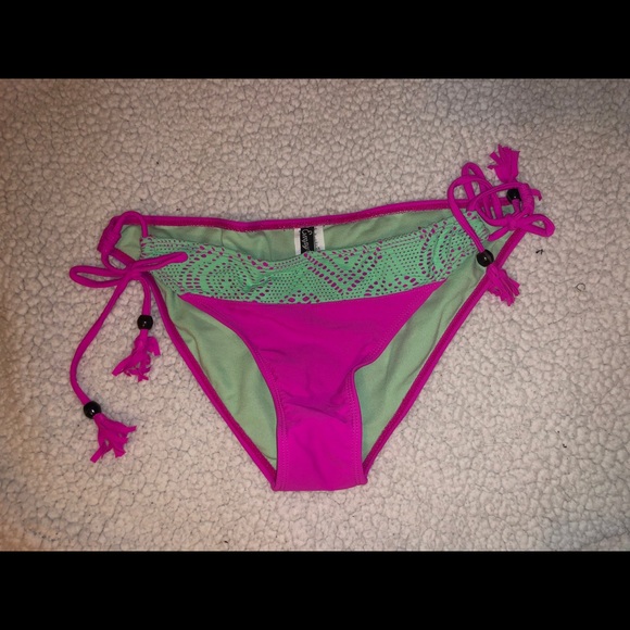 Bikini - Picture 2 of 2